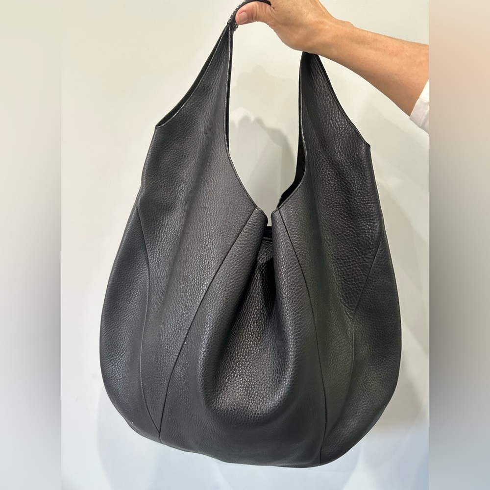 Alexander McQueen Shoulder Bag w/ dust bag (pristine condition) Leather